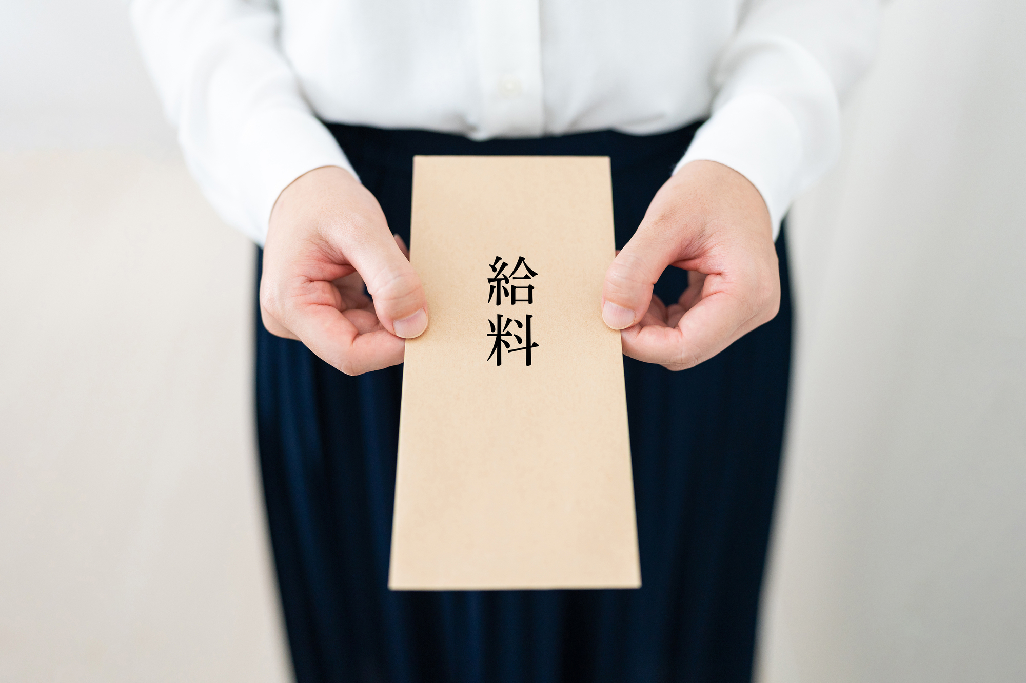 派遣スタッフの給料はどう決まる? 平均給料や他の雇用形態との違いを紹介_1_2