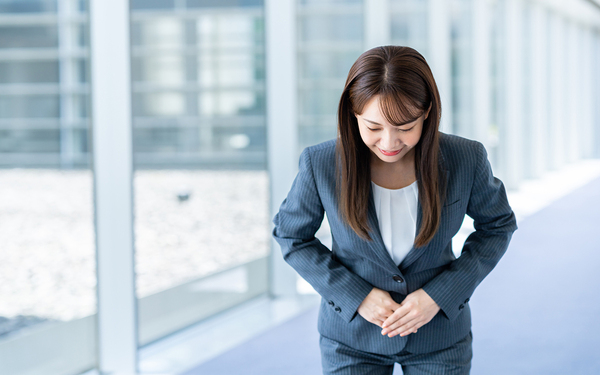 派遣初日の挨拶はどうする?自己紹介例や良い印象を与えるポイントについて解説