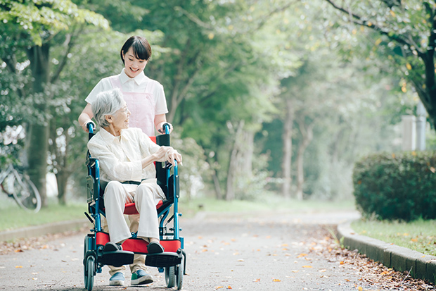 ニーズが高まる介護職に注目!介護サービスの種類や施設別の仕事内容をわかりやすく解説