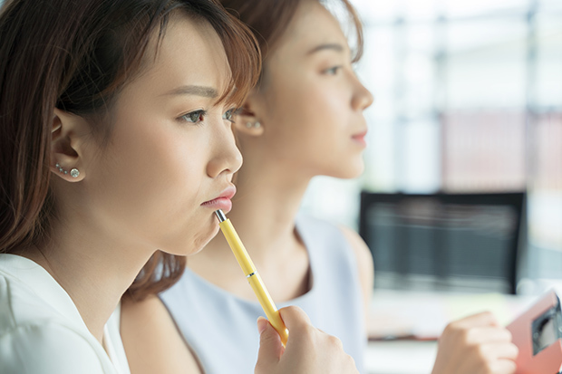 「このままでいいのかな…」事務職が抱える人間関係や給料の悩み、将来に対する不安解消のための5つのヒント