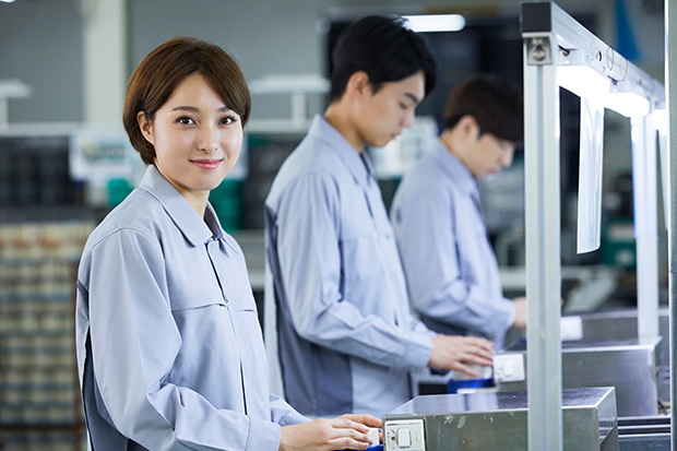 工場勤務は女性も多い 女性が活躍している製造の仕事の現場を解説 人材総合サービスのお仕事なら スタッフサービス 工場勤務は女性も多い 女性が活躍している製造の仕事の現場を解説 人材総合サービスのお仕事なら スタッフサービス
