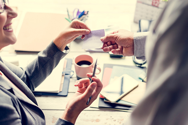 仕事効率化にもコミュニケーション手段にも役に立つ!付箋の使い方