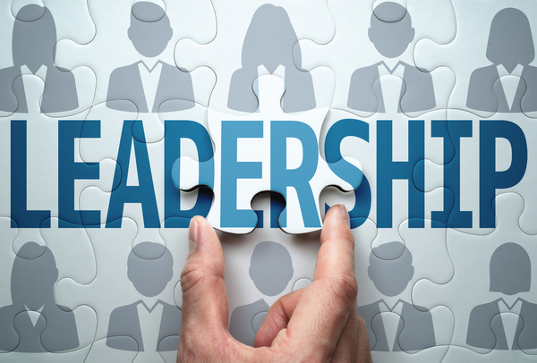 リーダーシップとは？　求められる力やマネジメントとの違いを解説