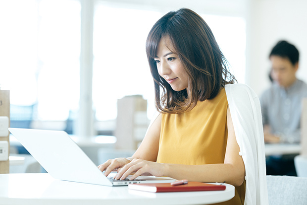 冷房病 クーラー病 の症状にはご用心 自分でできるオフィスの冷房対策とは 人材総合サービスのお仕事なら スタッフサービス 冷房病 クーラー病 の症状にはご用心 自分でできるオフィスの冷房対策とは 人材総合サービスのお仕事なら スタッフサービス
