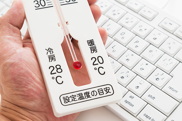 冷房病 クーラー病 の症状にはご用心 自分でできるオフィスの冷房対策とは 人材総合サービスのお仕事なら スタッフサービス 冷房病 クーラー病 の症状にはご用心 自分でできるオフィスの冷房対策とは 人材総合サービスのお仕事なら スタッフサービス