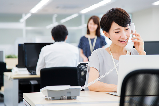 例文付き 電話応対の基本マニュアル マナーとコツをおさらい 人材総合サービスのお仕事なら スタッフサービス 例文付き 電話応対の基本マニュアル マナーとコツをおさらい 人材総合サービスのお仕事なら スタッフサービス