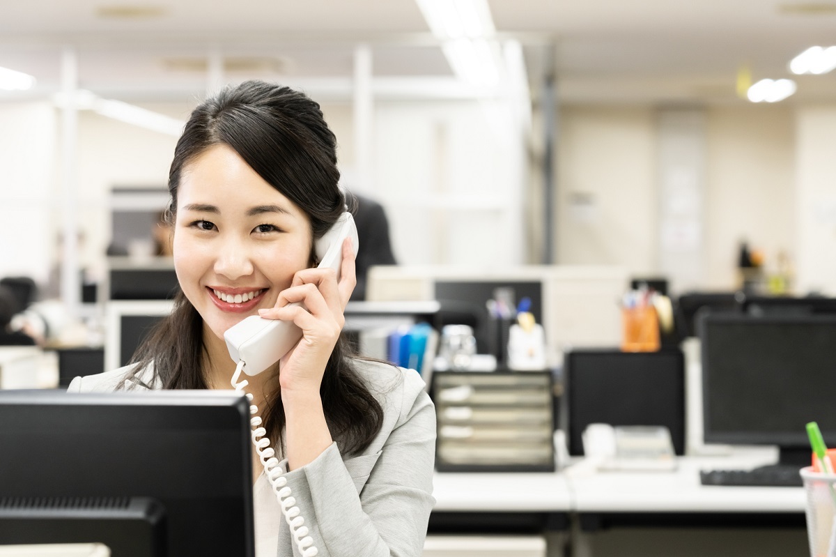 【例文付き】電話応対の基本マニュアル。マナーとコツをおさらい!