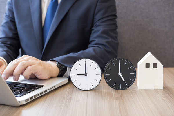 変形労働時間制とは? 1ヶ月・1年の違いやメリットデメリット、残業の扱いをわかりやすく解説