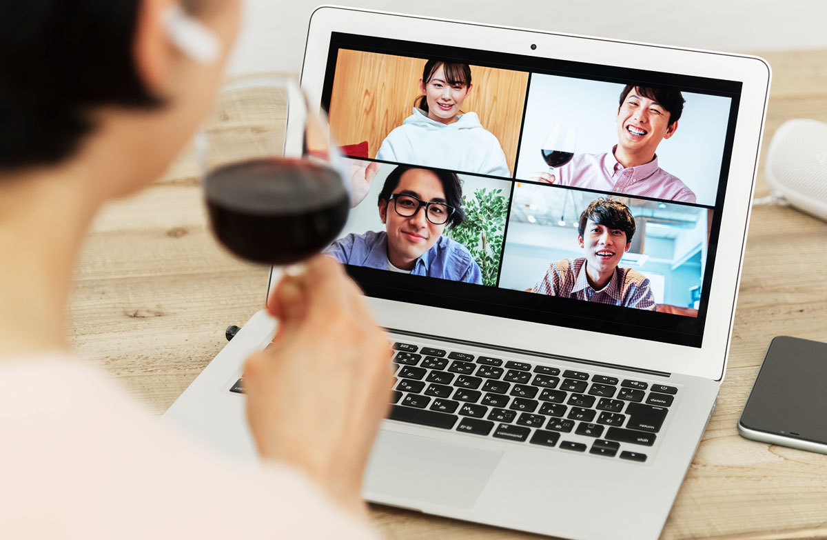 半数以上が「断りたい」と思っている会社のオンライン飲み会!うまく断るコツや退出方法は?