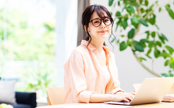 テレワークとは?在宅勤務やリモートワークとの違い、メリット・デメリットを解説