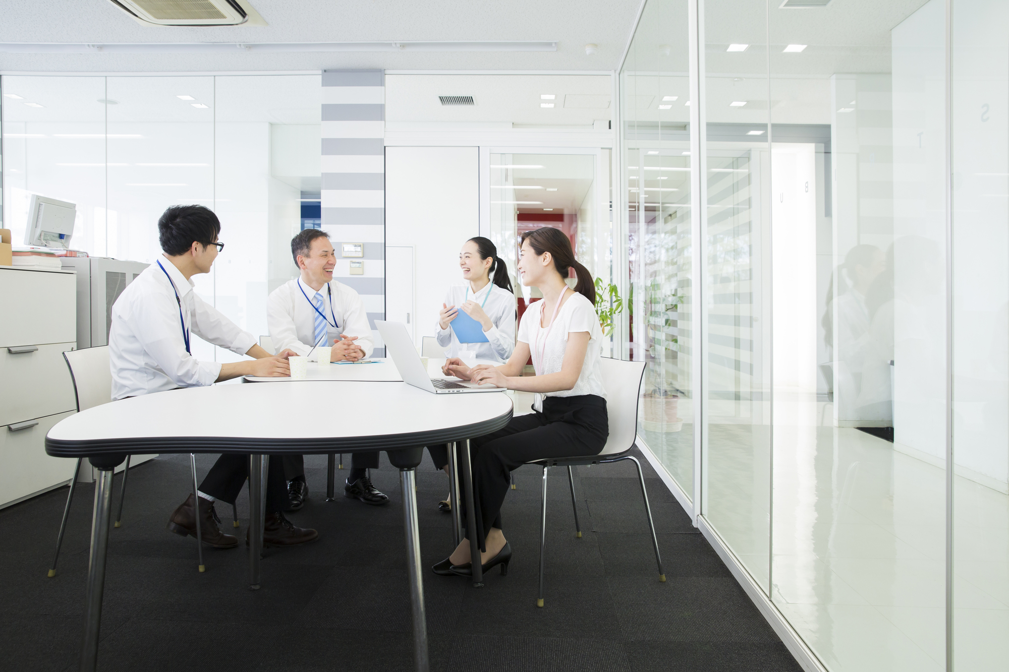 導入企業が増加中 新しい働き方を実現させるフリーアドレスとは 人材派遣のお仕事なら スタッフサービス 導入企業が増加中 新しい働き方を実現させるフリーアドレスとは 人材派遣のお仕事なら スタッフサービス