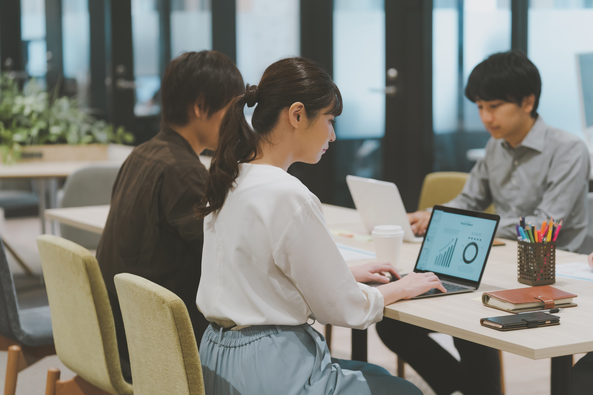 導入企業が増加中 新しい働き方を実現させるフリーアドレスとは 人材派遣のお仕事なら スタッフサービス 導入企業が増加中 新しい働き方を実現させるフリーアドレスとは 人材派遣のお仕事なら スタッフサービス