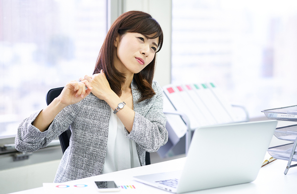 運動不足解消!デスクワークで座りながらできるカンタン筋トレ