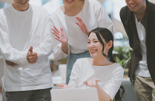 褒めスキルで人間関係を円滑に!職場で役立つ「褒め上手」になるコツ