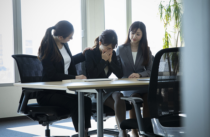 仕事で泣くのはNG? 職場で涙が出てしまう時の解決法_4