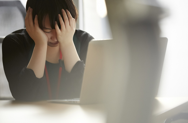 仕事で泣くのはNG? 職場で涙が出てしまう時の解決法