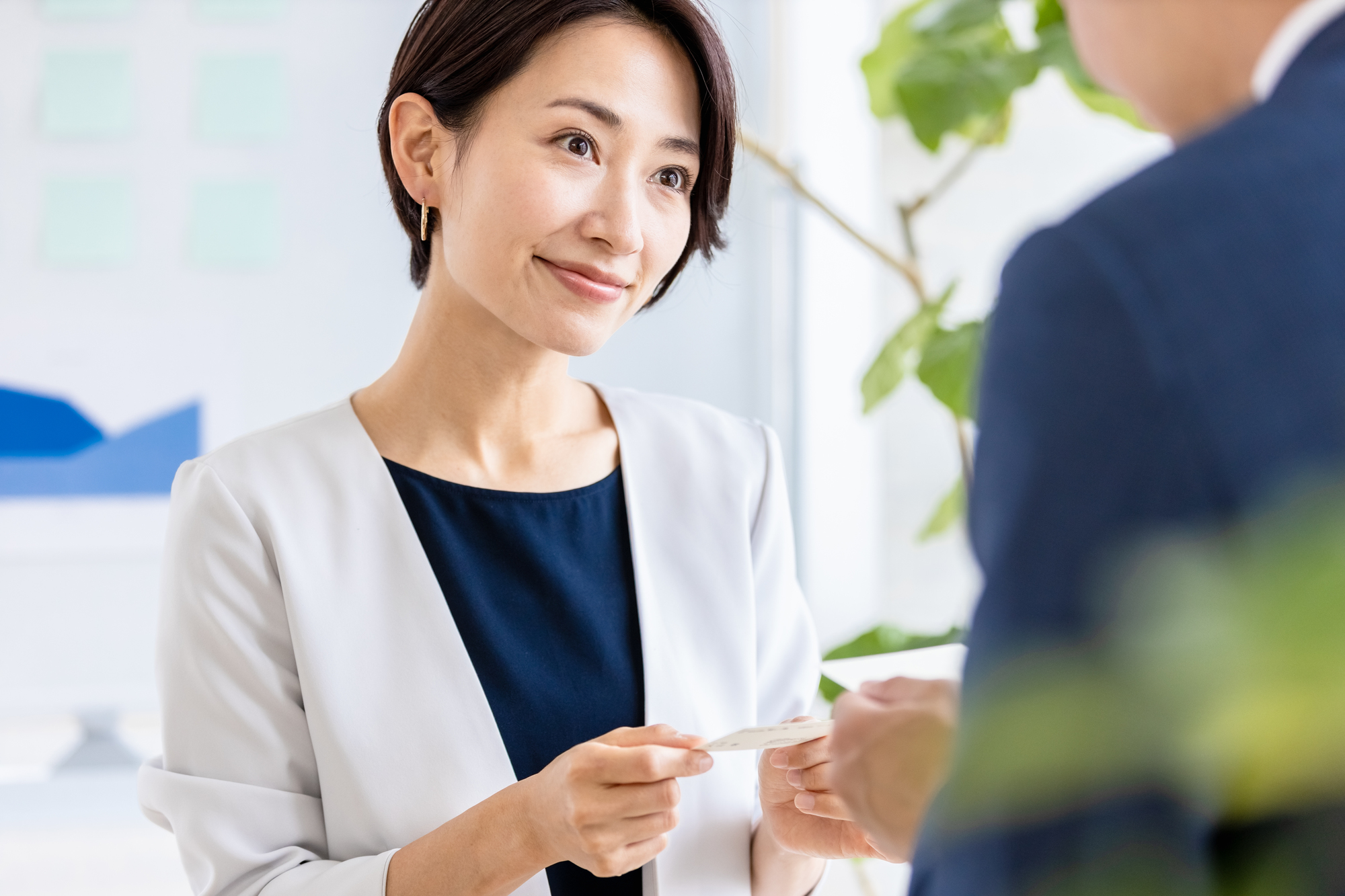 新しい働き方には必須 ビジネスマン注目のオンライン名刺交換とは 人材派遣のお仕事なら スタッフサービス 新しい働き方には必須 ビジネスマン注目のオンライン名刺交換とは 人材派遣のお仕事なら スタッフサービス
