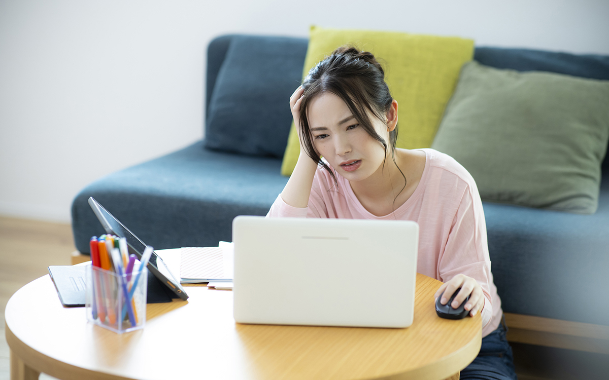 気づかないうちにストレスがたまる在宅勤務! ストレスの原因や予防策、解消方法を解説