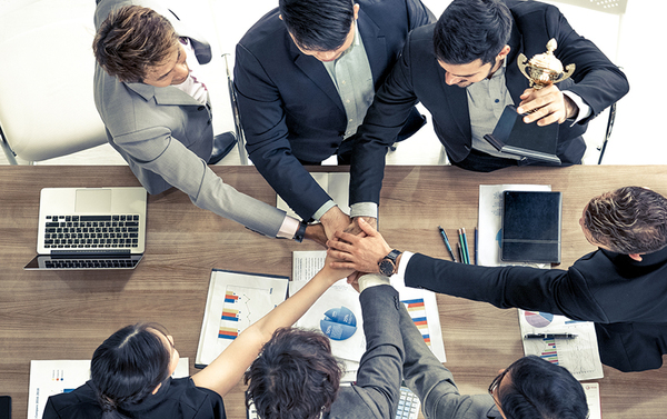 アウトソーシングとは?導入手順や人材派遣との違いについて解説