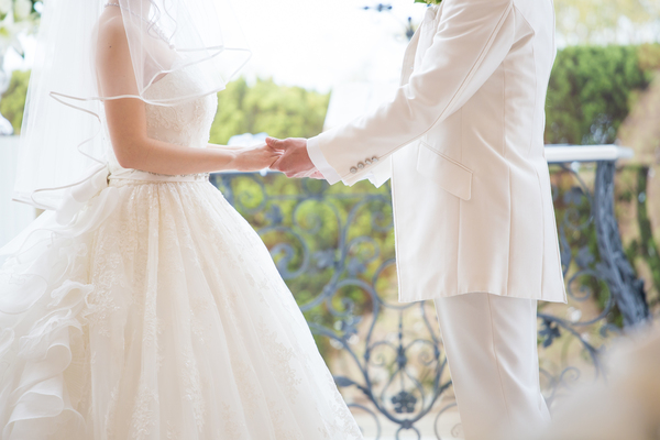 職場への結婚報告はいつ、誰にする? 注意点は? 例文もあわせて紹介!
