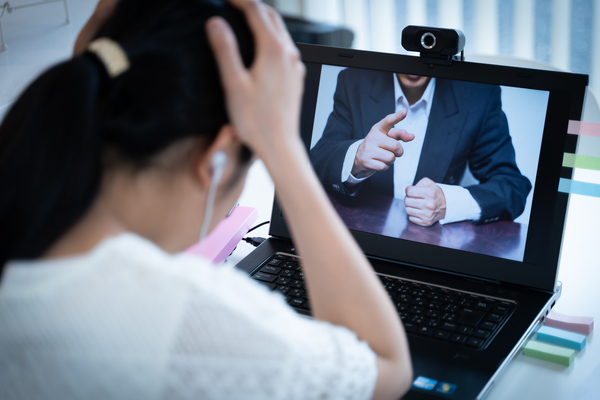 リモートハラスメント(リモハラ)とは?企業が知っておきたい原因、防止策と一例を紹介
