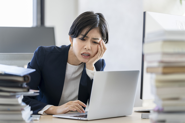 仕事中にイライラしてしまう!? 原因とストレス解消法を紹介