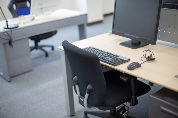 従業員が無断欠勤をする理由とは? 対応方法や解雇の手順と注意点などを紹介