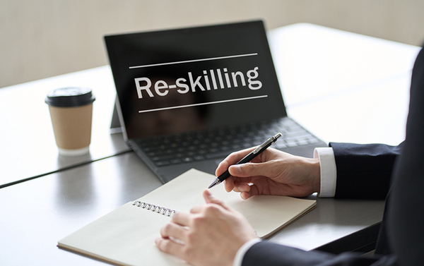 リスキリングとは?企業が導入するメリットやポイントとは