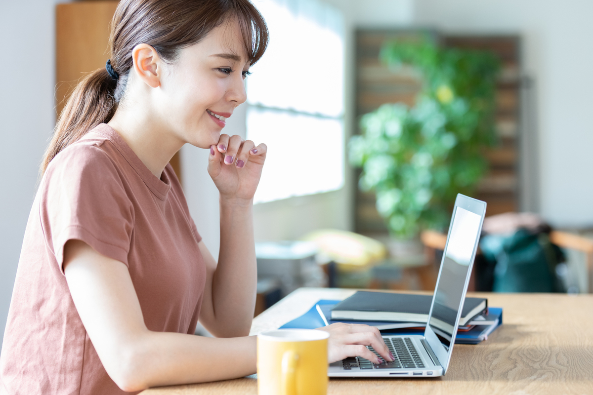 意外と知らない!ビジネスチャットのマナーと基本の書き方【例文付き】