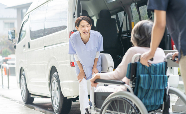 介護の人手不足の原因と解決策について