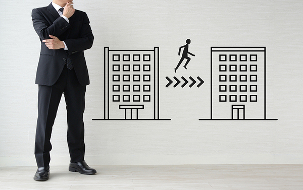 出向とは?意味、転籍・在籍の違い、左遷との違い、手続きについて解説