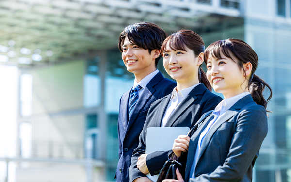 新卒で派遣社員になるメリットは?正社員との違い・キャリアプランを解説